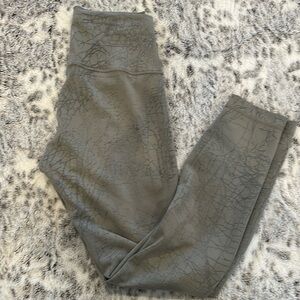 LULULEMON LIMESTONE DESIGNED PANTS SIZE 6